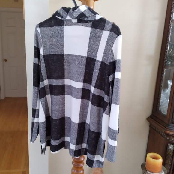 Elegant Classy Top, Black & White, MyStyle Company, Size - 1X - Picture 3 of 4